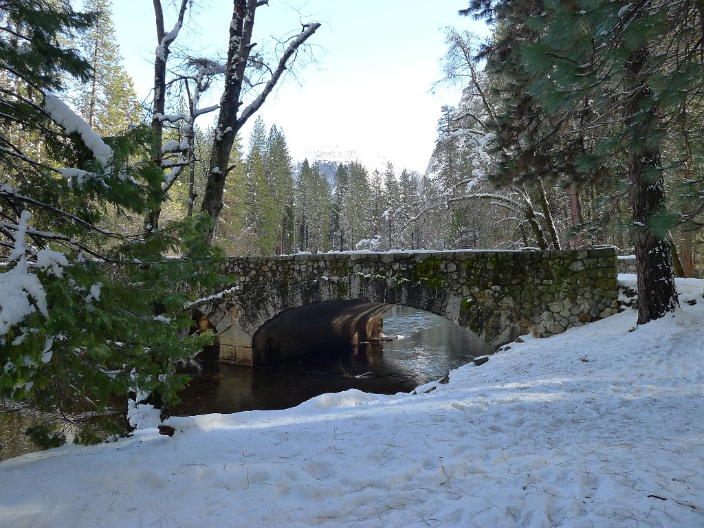 20110220-21_Yosemite 009.JPG - After some considerable struggle and wondering through parking lots around Ahwahnee, we are finding the main path.